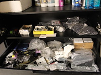 Inhoud magazijnkast w.o. hang en sluitwerk, bevestigingsmaterialen, balkdragers, schoonmaakmaterialen etc. - afbeelding 2 van  6