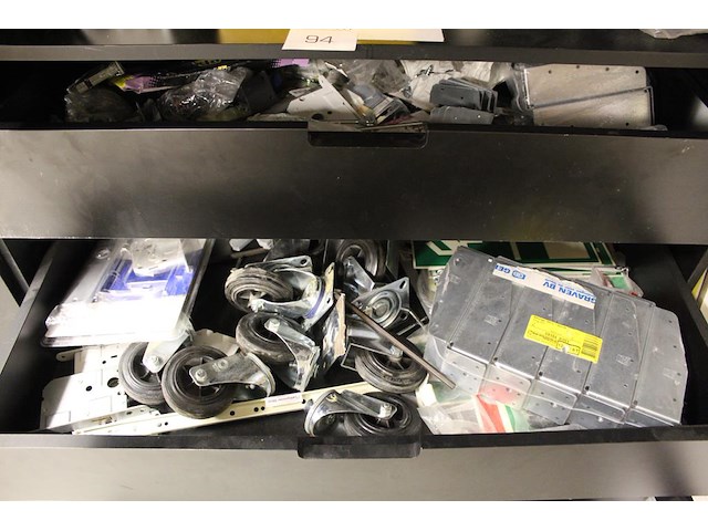 Inhoud magazijnkast w.o. hang en sluitwerk, bevestigingsmaterialen, balkdragers, schoonmaakmaterialen etc. - afbeelding 3 van  6