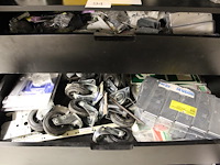 Inhoud magazijnkast w.o. hang en sluitwerk, bevestigingsmaterialen, balkdragers, schoonmaakmaterialen etc. - afbeelding 3 van  6