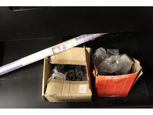 Inhoud magazijnkast w.o. hang en sluitwerk, bevestigingsmaterialen, balkdragers, schoonmaakmaterialen etc. - afbeelding 4 van  6