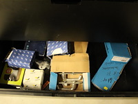 Inhoud magazijnkast w.o. hang en sluitwerk, bevestigingsmaterialen, balkdragers, schoonmaakmaterialen etc. - afbeelding 5 van  6