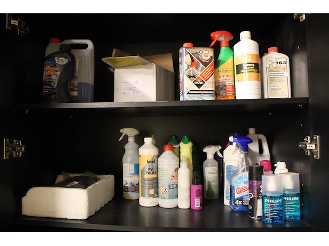 Inhoud magazijnkast w.o. hang en sluitwerk, bevestigingsmaterialen, balkdragers, schoonmaakmaterialen etc. - afbeelding 6 van  6