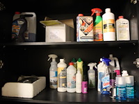 Inhoud magazijnkast w.o. hang en sluitwerk, bevestigingsmaterialen, balkdragers, schoonmaakmaterialen etc. - afbeelding 6 van  6