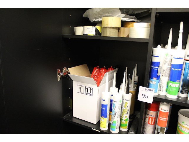 Inhoud magazijnkast w.o. kitten en tape - afbeelding 4 van  5