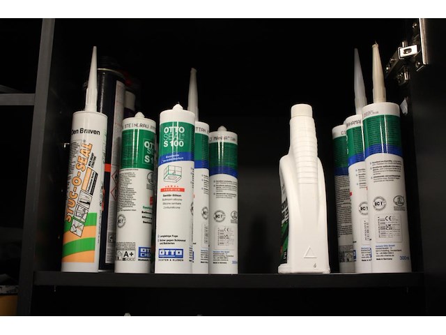 Inhoud magazijnkast w.o. kitten en tape - afbeelding 5 van  5