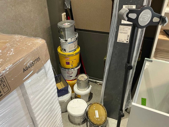 Inhoud magazijnruimte - afbeelding 7 van  8