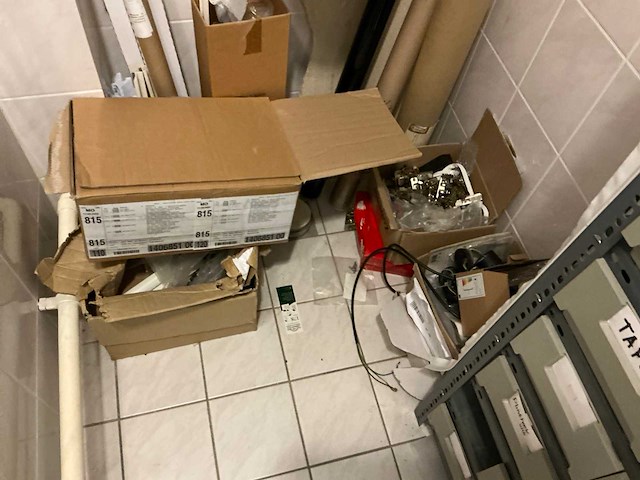 Inhoud magazijnruimte - afbeelding 10 van  12