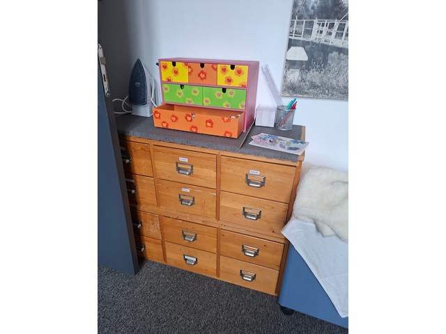 Inhoud naaiatelier , met o.a. 2x nostalgische houten ladekast - afbeelding 2 van  12