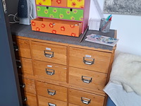 Inhoud naaiatelier , met o.a. 2x nostalgische houten ladekast - afbeelding 2 van  12