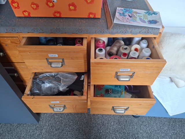 Inhoud naaiatelier , met o.a. 2x nostalgische houten ladekast - afbeelding 3 van  12