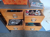 Inhoud naaiatelier , met o.a. 2x nostalgische houten ladekast - afbeelding 3 van  12