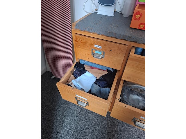 Inhoud naaiatelier , met o.a. 2x nostalgische houten ladekast - afbeelding 4 van  12