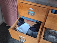 Inhoud naaiatelier , met o.a. 2x nostalgische houten ladekast - afbeelding 4 van  12