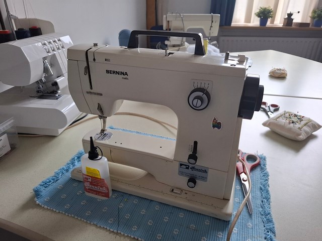 Inhoud naaiatelier , met o.a. 2x nostalgische houten ladekast - afbeelding 6 van  12