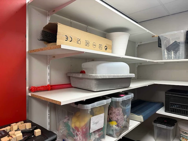 Inhoud ruimte met diverse horeca benodigdheden - afbeelding 14 van  14