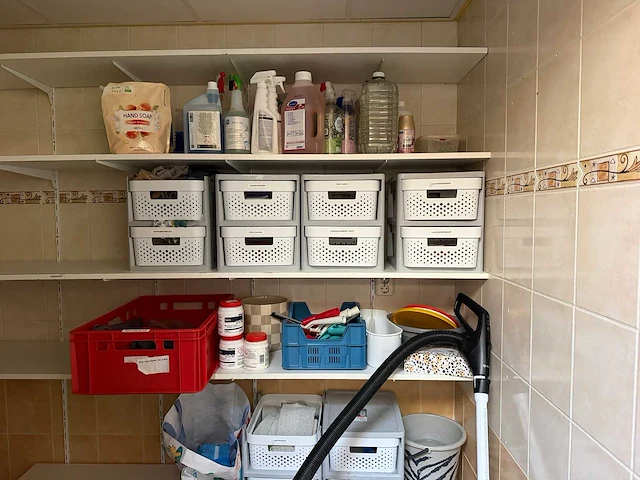 Inhoud ruimte schoonmaakartikelen - afbeelding 1 van  7