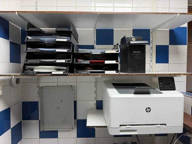 Inhoud ruimte w.o. printer, scherm, kantoorartikelen - afbeelding 5 van  12