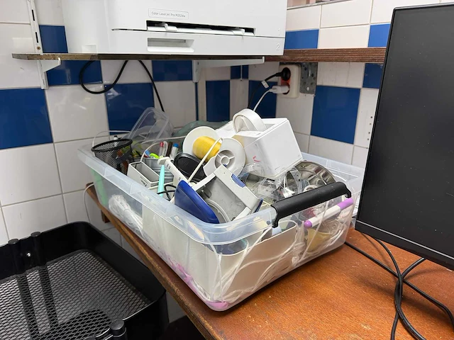 Inhoud ruimte w.o. printer, scherm, kantoorartikelen - afbeelding 7 van  12