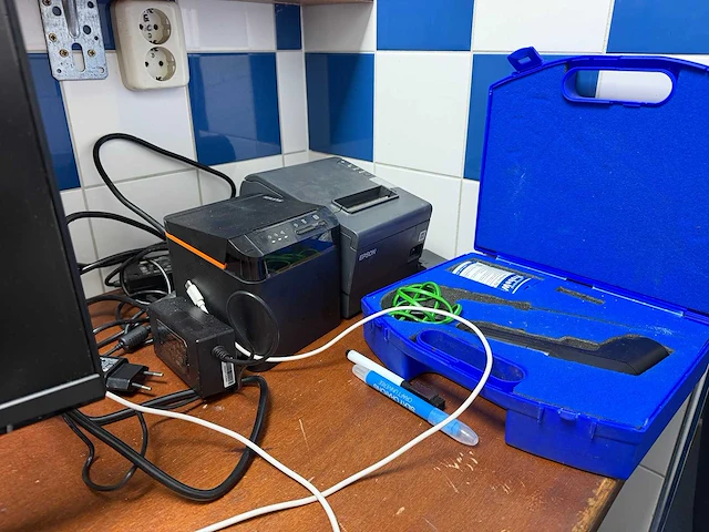 Inhoud ruimte w.o. printer, scherm, kantoorartikelen - afbeelding 12 van  12