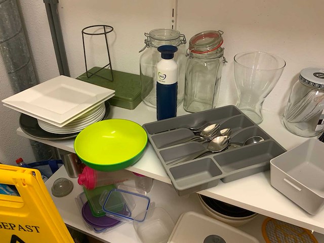 Inhoud schoonmaak en voorraadkast - afbeelding 3 van  12