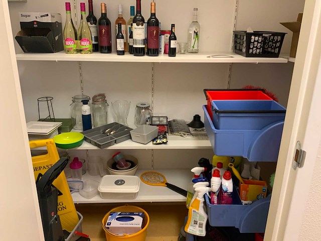Inhoud schoonmaak en voorraadkast - afbeelding 1 van  12