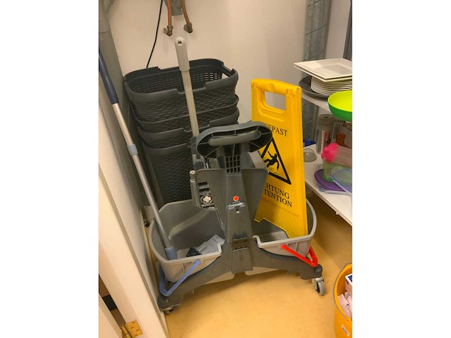 Inhoud schoonmaak en voorraadkast - afbeelding 5 van  12