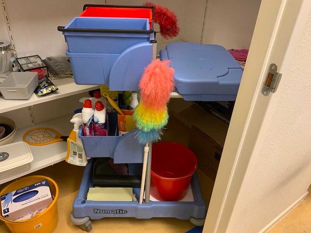 Inhoud schoonmaak en voorraadkast - afbeelding 6 van  12