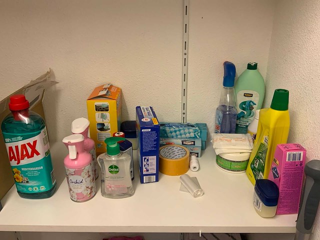 Inhoud schoonmaak en voorraadkast - afbeelding 8 van  12