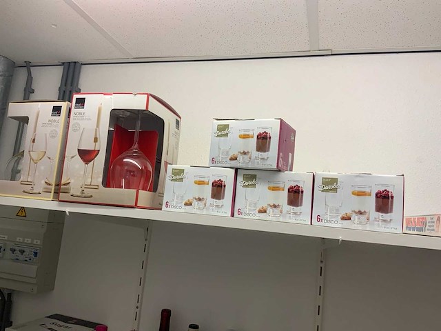 Inhoud schoonmaak en voorraadkast - afbeelding 11 van  12