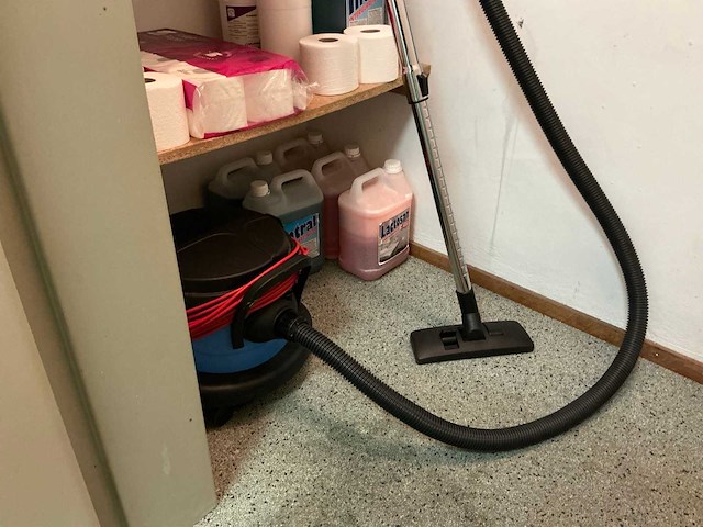 Inhoud schoonmaak ruimte - afbeelding 1 van  8