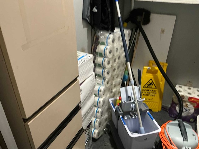 Inhoud schoonmaakhok en opslagruimte - afbeelding 9 van  10