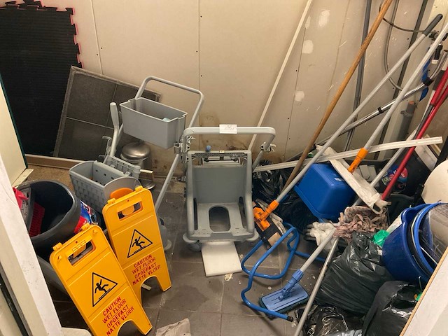Inhoud schoonmaakmiddelen ruimte - afbeelding 1 van  3