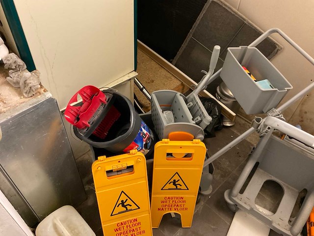 Inhoud schoonmaakmiddelen ruimte - afbeelding 2 van  3