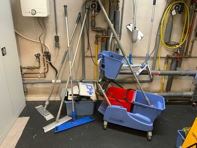 Inhoud schoonmaakruimte - afbeelding 6 van  8