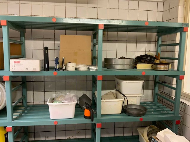 Inhoud stelling - diverse bakkerij toebehoren - afbeelding 1 van  8