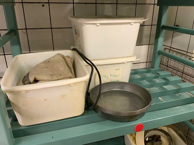 Inhoud stelling - diverse bakkerij toebehoren - afbeelding 7 van  8