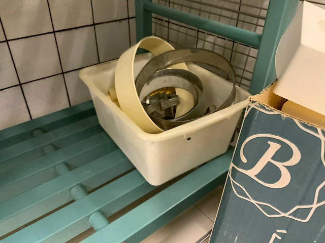 Inhoud stelling - diverse bakkerij toebehoren - afbeelding 8 van  8