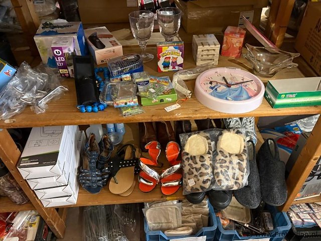 Inhoud stelling - diversen - o.a. diverse schoenen - afbeelding 3 van  4