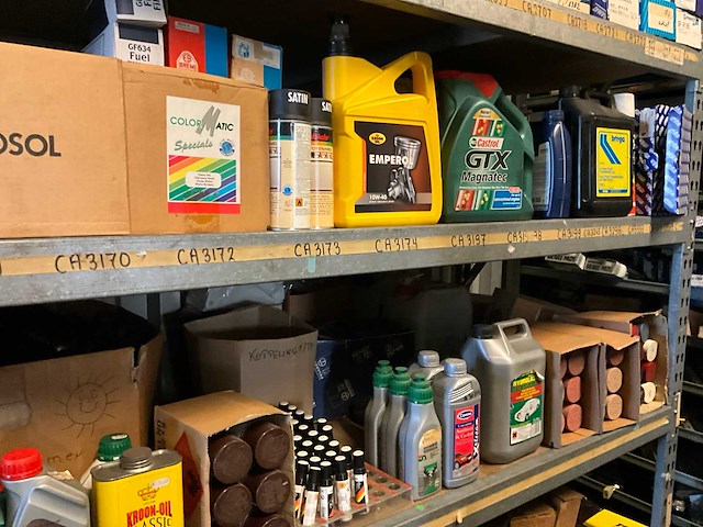 Inhoud stelling o.a. automaterialen, smeermiddelen en lak - afbeelding 1 van  3