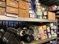 Inhoud stelling o.a. remblokken, distributieriemen, remschoenen, automaterialen - afbeelding 1 van  9