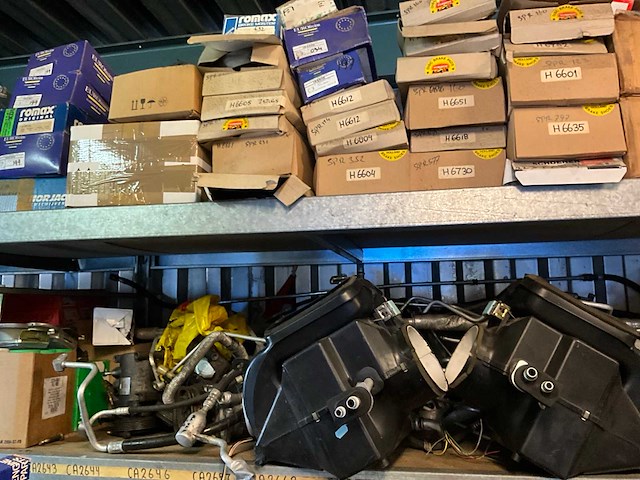 Inhoud stelling o.a. remblokken, distributieriemen, remschoenen, automaterialen - afbeelding 2 van  9