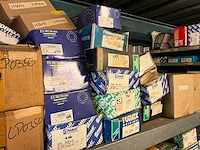 Inhoud stelling o.a. remblokken, distributieriemen, remschoenen, automaterialen - afbeelding 3 van  9