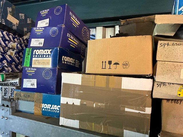 Inhoud stelling o.a. remblokken, distributieriemen, remschoenen, automaterialen - afbeelding 4 van  9