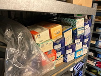 Inhoud stelling o.a. remblokken, distributieriemen, remschoenen, automaterialen - afbeelding 5 van  9