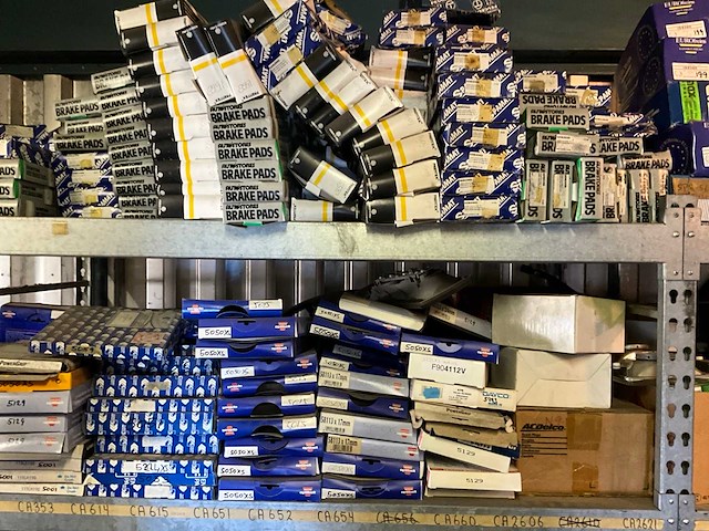 Inhoud stelling o.a. remblokken, distributieriemen, remschoenen, automaterialen - afbeelding 7 van  9