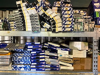 Inhoud stelling o.a. remblokken, distributieriemen, remschoenen, automaterialen - afbeelding 7 van  9