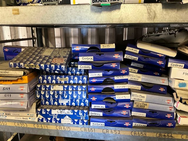 Inhoud stelling o.a. remblokken, distributieriemen, remschoenen, automaterialen - afbeelding 8 van  9