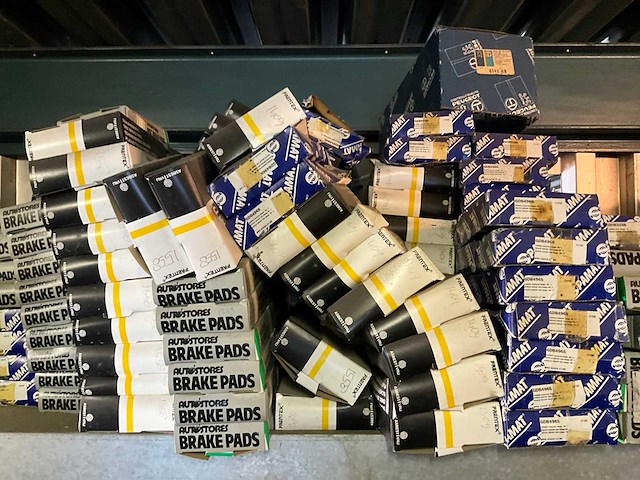 Inhoud stelling o.a. remblokken, distributieriemen, remschoenen, automaterialen - afbeelding 9 van  9
