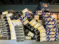 Inhoud stelling o.a. remblokken, distributieriemen, remschoenen, automaterialen - afbeelding 9 van  9