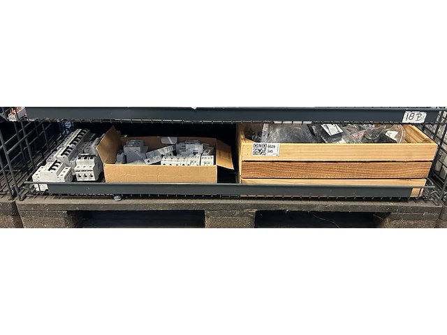 Inhoud stellingvak w.o. installatieautomaten w.o. abb, eti - afbeelding 1 van  6
